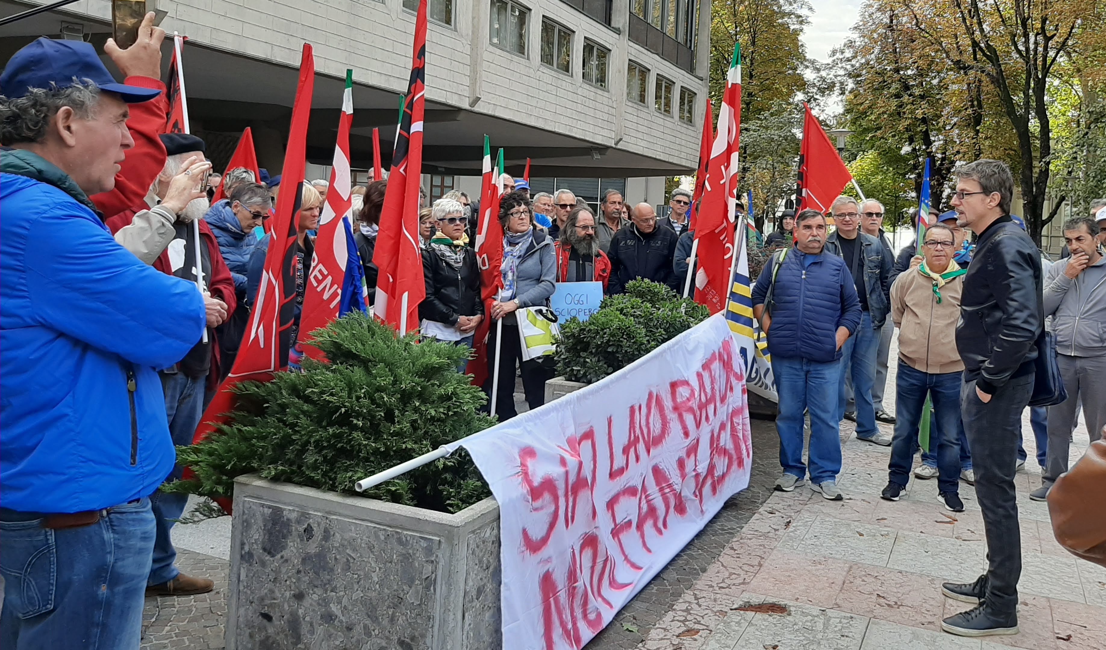 Progettone, la protesta dei lavoratori per un contratto dignitoso