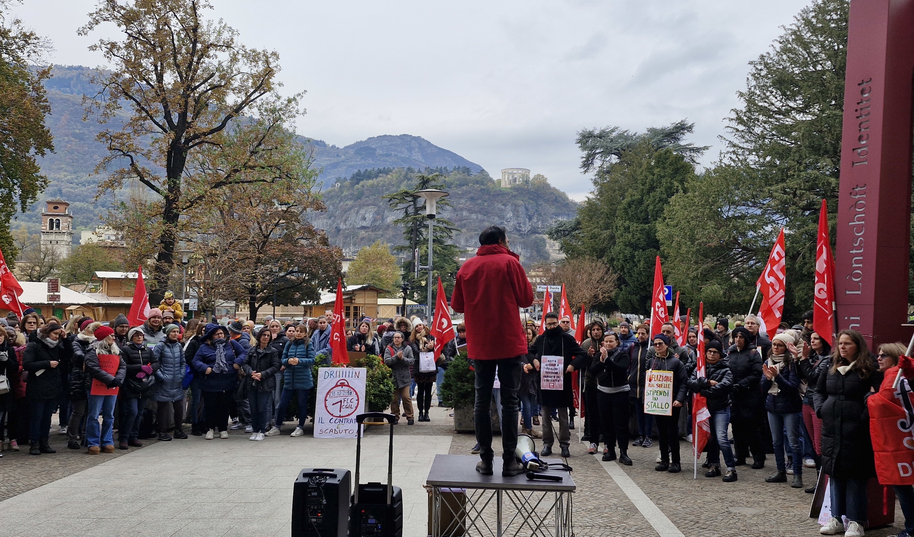 La protesta dei pubblici. In mille sotto il Consiglio provinciale, il presidente non li accoglie