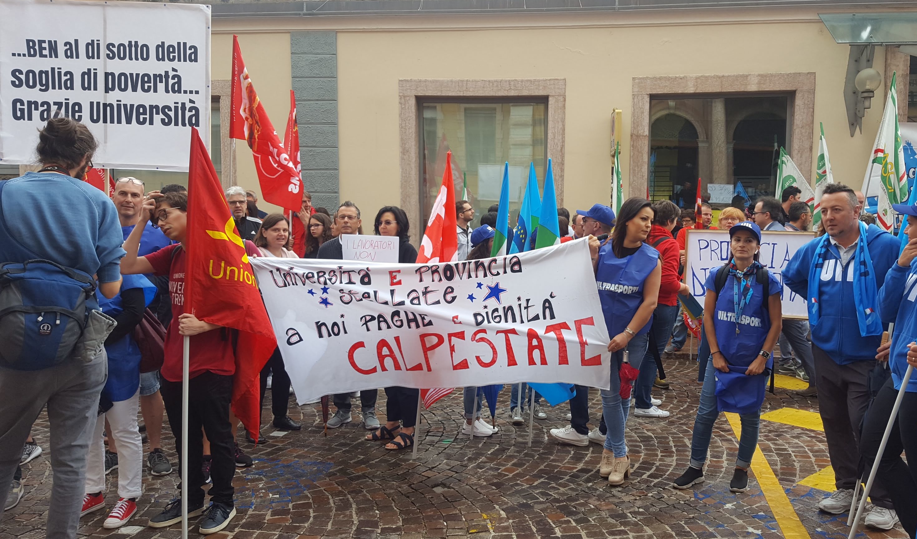 Portierato Unitn, un centinaio protestano per la dignità del lavoro