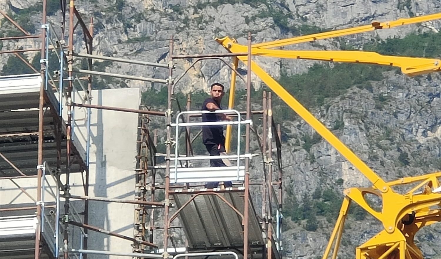 Operai sulla gru per protesta. Mastrogiuseppe: «Inaccettabile in un cantiere pubblico. Serve l’Rlst»