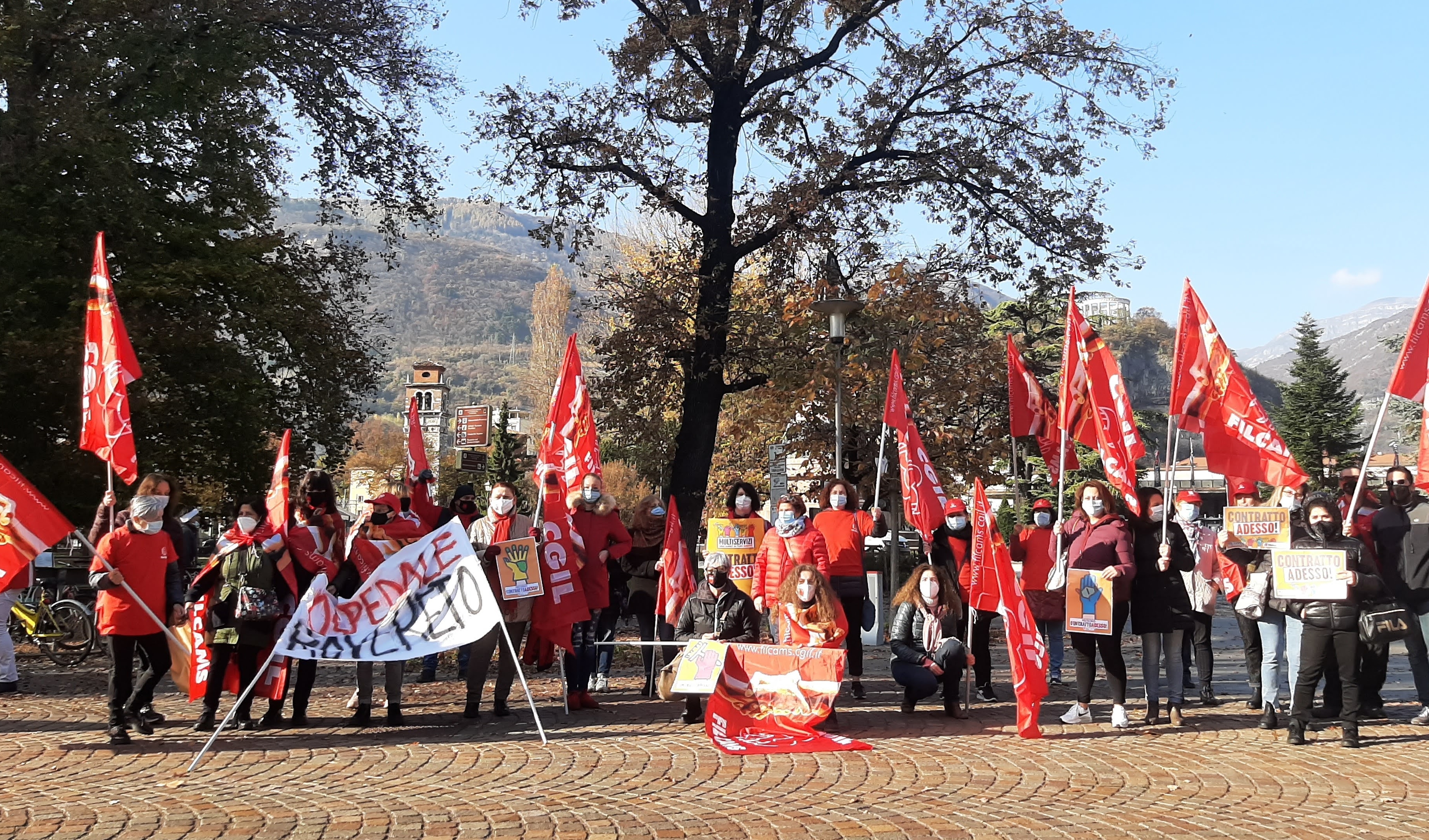 Pulizie, lavoratrici in piazza per il contratto