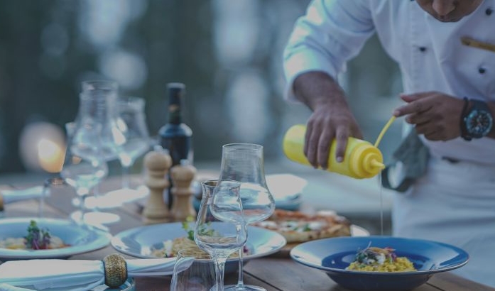 Non vuole comunisti e gay in cucina. Condannato per discriminazione