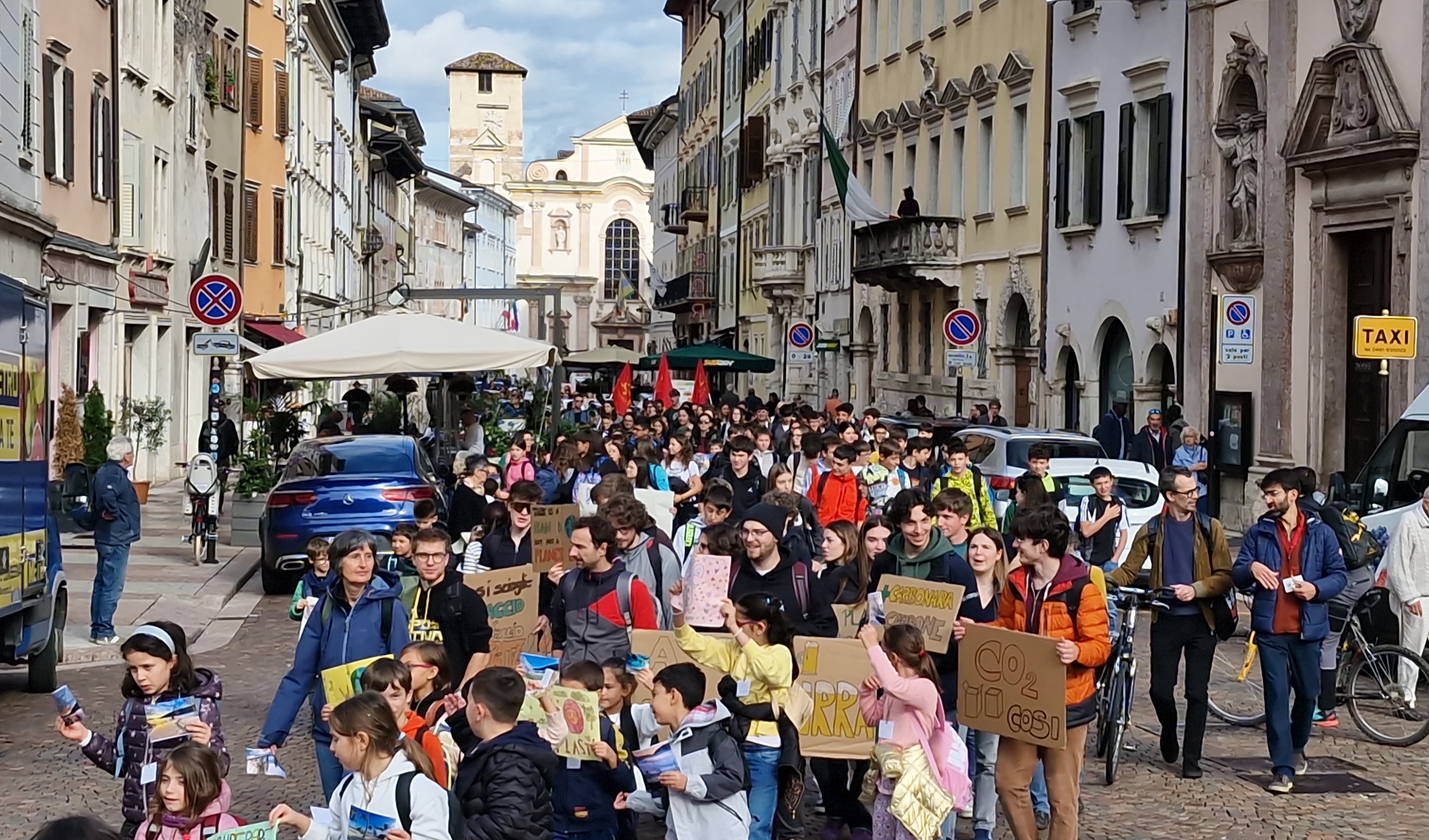  Insieme per il clima. Cinquecento ragazze e ragazzi sfilano a Trento per l’ambiente